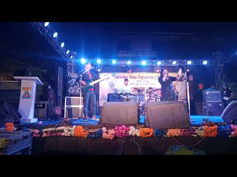রাঙ্গিলা ভারো ঢওল না গান করছে কলকাতা থেকে আগত উজ্জয়িনী মুখার্জি মালঞ্চ উচ্চ বিদ্যালয়ে।