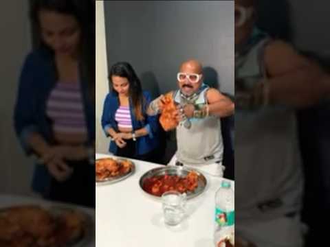 Kaun harega chicken challenge mein dikhte hain #comedy #foodie #funny #food #foodtastic #feedme