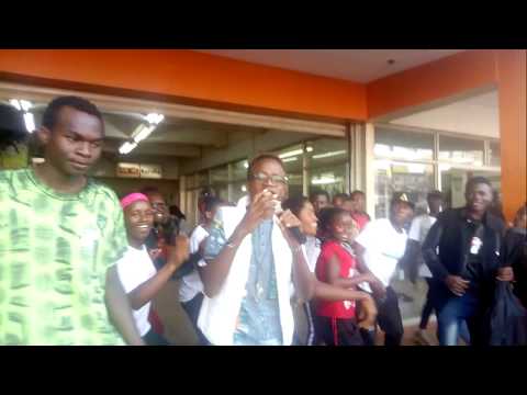 Valentines Special At Naivas Supermarket| Epic Performance By Mesh Wallen