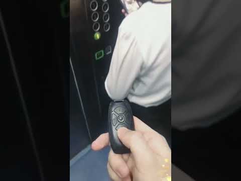 Use the remote control to switch short videos of friends' mobile phones. So funny.