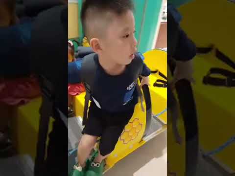 Naik kereta lebah di mall