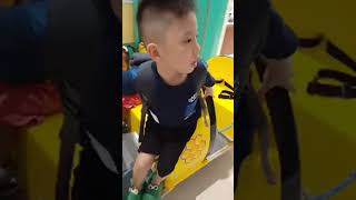 Naik kereta lebah di mall