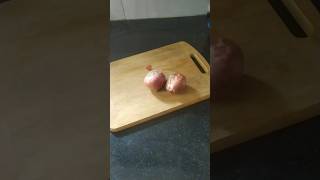 How to Control Tears while cutting the Onions🧅 #onionhack #kitchetips #ytshorts #shorts #viralvideo