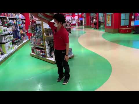 ハムリーズにてお兄さんのパフォーマンス