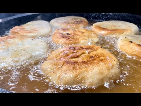 Amazing Giant Crispy Pork Pancakes,Taiwanese Street Food/驚人的！臉一樣大的巨無霸豬肉餡餅！吃一個飽到明天-台灣街頭美食