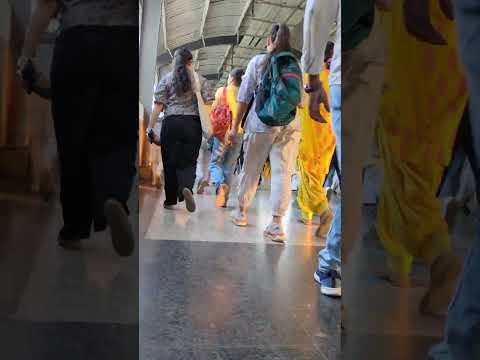 Kehne ko saath apne ek duniya chalti hai...