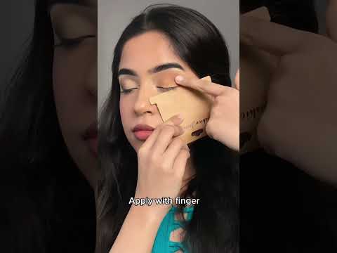 Eyeshadow hack using a jewellery card😍