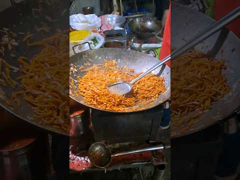 मुंबई में पाया जाता है 2 मिनट में बनने वाली street food noodles #noodles_challenge #noodles