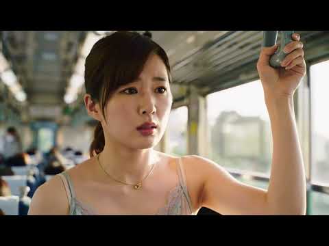 電車で腋を見せる女性