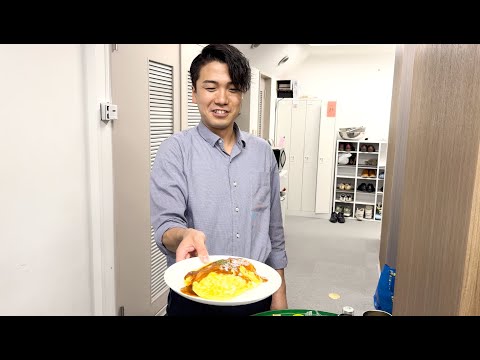 I asked my boss to make an omelet rice and it was so authentic that I was shocked.