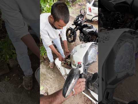 🛵 स्कूटर की बैटरी🔋डाउन, 🏍️ दूसरी गाड़ी से झट⚡ से चालू! #ScooterJumpStart #bike #Shorts #ViralShorts