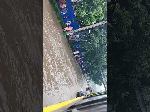 মুষলধারে বৃষ্টি হওয়ার পর ঢাকার জাহাঙ্গীর গেটের রোডের অবস্থা #busylifeeasyvlog#rainyday #rain #flood