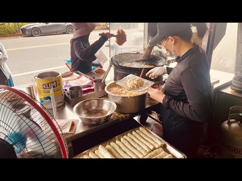 Surprisingly Delicious Crispy Fried Shrimp Cakes,Taiwanese Street Food/蝦蝦叫的好吃呀！炸的金黃酥脆的蝦餅,韭菜春捲,春捲伯好樣的