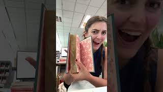 INSTANTLY IN LOVE 😻 . . . credits ( TikTok : hachetteanz )#bookbites #booktubetbr #bookaddict #book