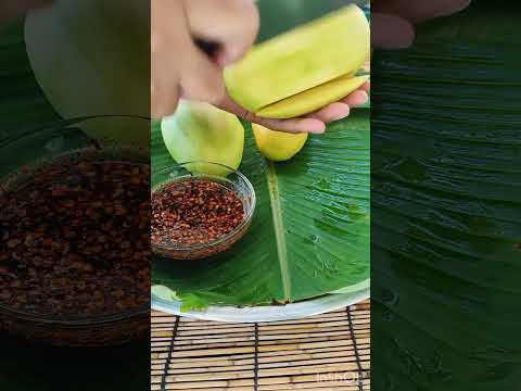 Fresh Raw Mango Slice With Chili Mix 🥭🔥😋 #mangocutting #asmrfood #streetfood #spicydip
